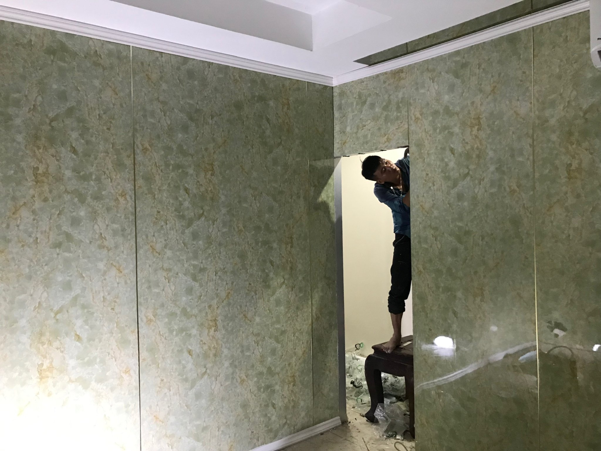Thi công tấm ốp pvc vân đá