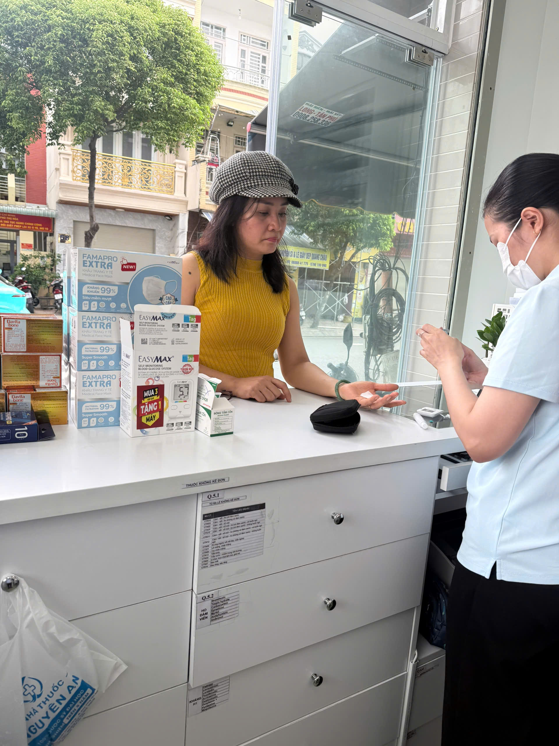 Tư vấn bán thuốc cho khách hàng tại Phú Thọ Hòa HCM